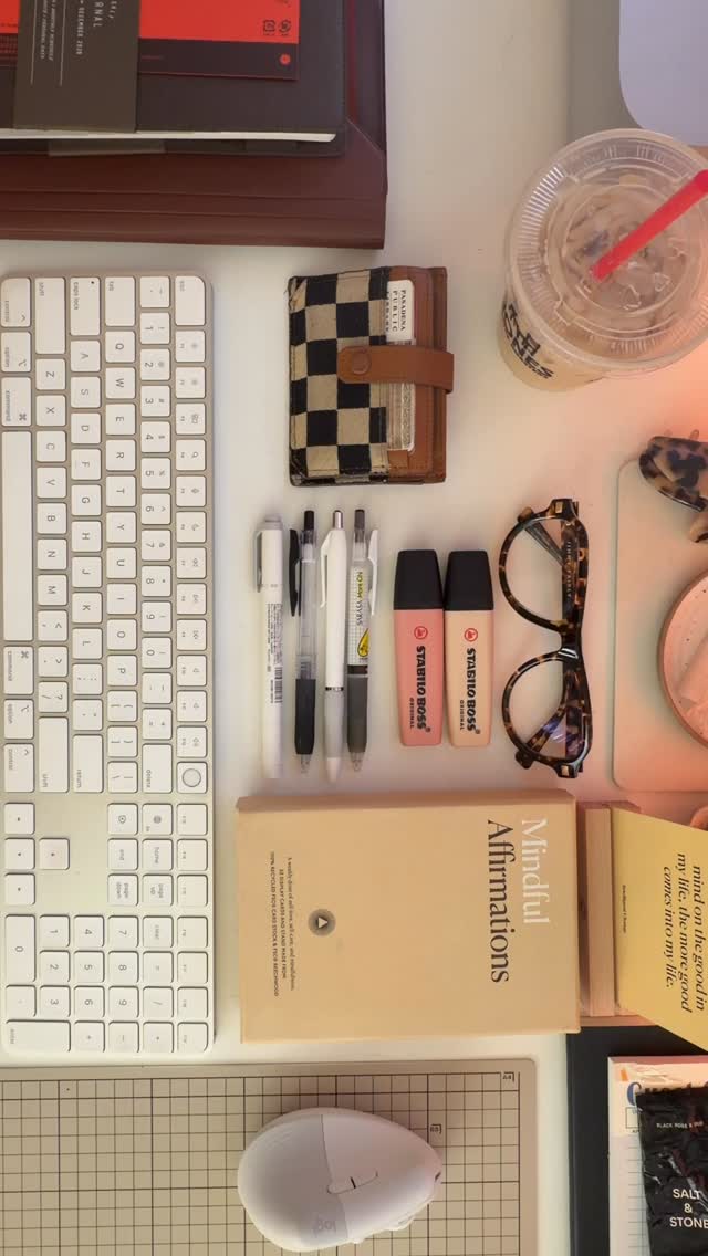 Forget about the perfect conditions. Just showing up is what keeps the momentum going. 🖋️🎧📁